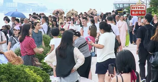 李家超稱，五一黃金周訪港旅客達110萬，按年升逾兩成，丁財兩旺。（港台圖片）