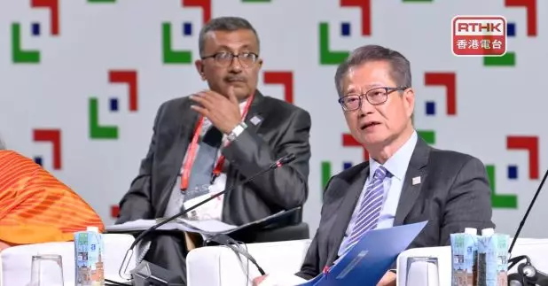 陳茂波（右）在理事會全體大會上發言。（政府新聞處）