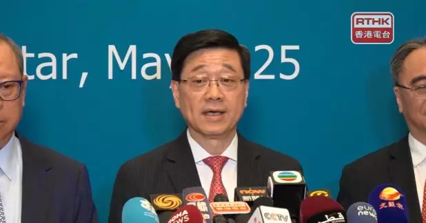 李家超（中）總結卡塔爾訪問行程時宣布，特區護照持有人即日起可免簽證入境卡塔爾30天。（游樹榮攝）