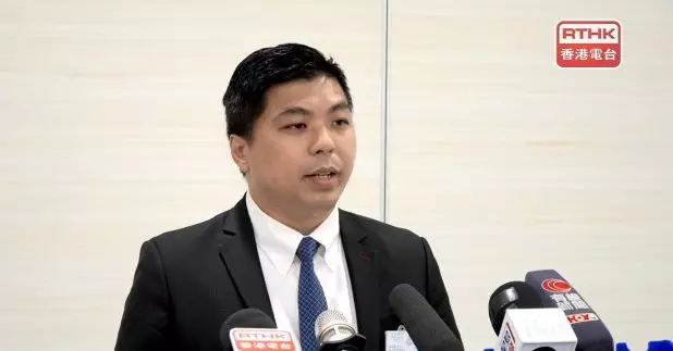 葉穎豪說，案發當日被相關人士截停理論，期間小巴司機情緒失控蓄意撞向私家車後逃去。（廖漢榮攝）