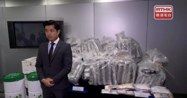 警方檢獲約150包共重約102公斤懷疑大麻花，以及約3公斤懷疑可卡因。（梁禎祥攝）