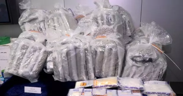 警方破獲一個有組織販毒集團，拘捕5名本地男女，包括集團主腦及骨幹成員，檢獲102公斤懷疑大麻花及3公斤懷疑可卡因，市值逾2350萬元。（梁禎祥攝）