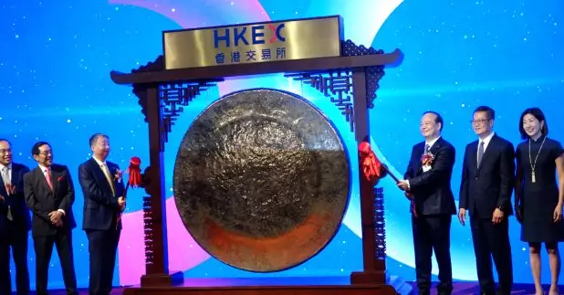 內地電動車電池生產商寧德時代H股首日上市。