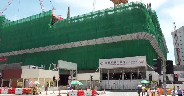 一名工人昨日在沙田威爾斯醫院重建地盤工作期間暈倒死亡。勞工處對事件表示難過，正調查成因，初步看地盤有做預防中暑措施。(郭志強攝)