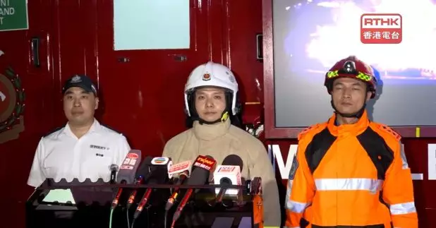 洪水橋厦村貨倉火警　一名消防員疑吸入濃煙不適一名職員二級燒傷（孔令輝攝）