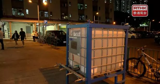 大興邨居民稱已及早儲定食水　有食肆需提早關門及預留食水（孔令輝攝）