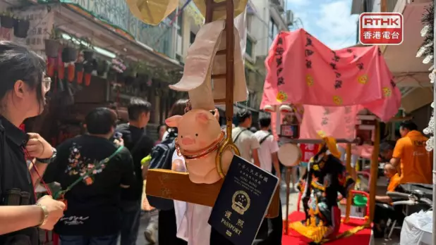 飄色架上掛上豬仔錢罌及道具版特區護照。(陳曉筠攝)