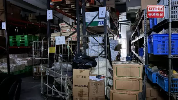 位於火炭另一座工業大廈的海皇粥店工場,生產部和倉庫大門鎖上鎖鏈,集貨區大門打開。(林漢山攝)