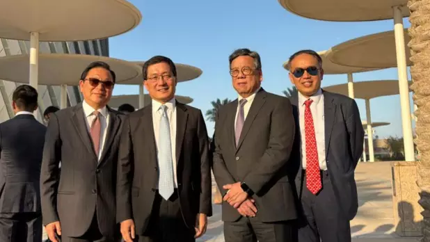 丘應樺(右二)、許正宇(右一)到訪卡塔爾第二大城市盧賽爾。(財庫局圖片)