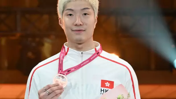 張家朗獲得一面銅牌。(International Fencing Federation 社交專頁)