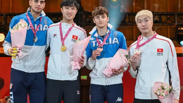 蔡俊彥(左二)及張家朗(右)站在頒獎台上。(International Fencing Federation 社交專頁)