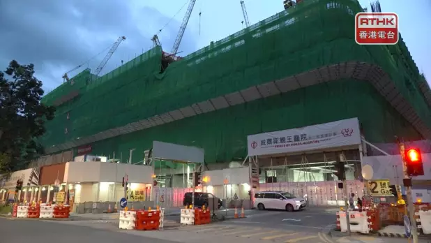 一名年約43歲男工人下午在威爾斯醫院地盤工作期間暈倒,送院後死亡。(孔令輝攝)