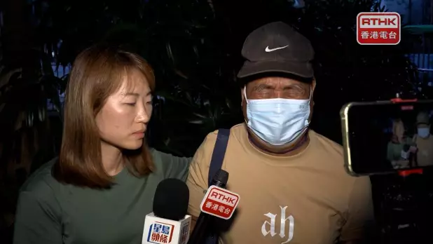 死者父親(右)見傳媒時心情激動,不時哭泣。(孔令輝攝)