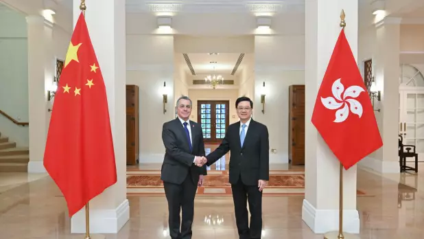 行政長官李家超(右)與瑞士聯邦委員兼外長卡西斯(左)會面。(政府新聞處)