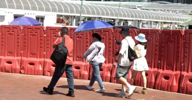 受高空反氣旋影響，廣東沿岸普遍晴朗及極端酷熱。（郭志強攝）