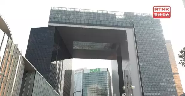 李家超表示，已經委派政務司司長研究高級公務員責任制，期望與政治任命官員問責制度融合，加強整體治理水平。（港台圖片）