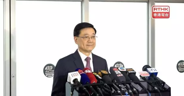 李家超表示夏寶龍肯定及勉勵區議會工作並寫詩點讚。(林紹鋒攝)