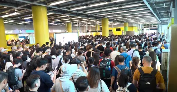 港鐵向政府提交上月港鐵將軍綫事故的調查報告,指
當日由於架空電纜系統的一條跨接線下垂至低於接觸線的高度,有列車以正常速度經過時,列車車頂與跨接線接觸,產生火花導致跳掣,同時令將軍澳綫信號系統受到干擾,列車服務因而暫停。