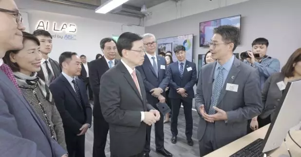 行政長官李家超連續第二天在社交專頁分享上任三年的施政理念，指自己的責任是掌舵帶領香港發展得更好更穩。（行政長官辦公室片段截圖）