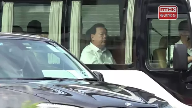 中央港澳辦、國務院港澳辦主任夏寶龍,下午近5時乘坐專車離開深圳灣口岸,準備展開本港的行程,中聯辦副主任劉光源等都在專車上。