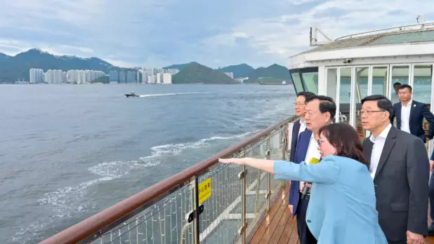 夏寶龍考察前南丫石礦場用地的發展計劃,並沿途聽取重點旅遊開發項目。(港澳辦提供)