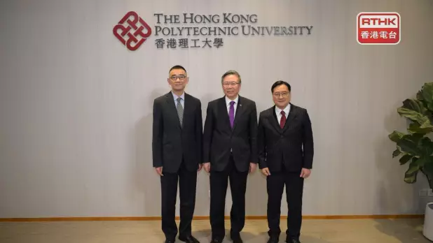 滕錦光(中)接受主持人陳澤銘(右)及蘇紹聰(左)訪問。