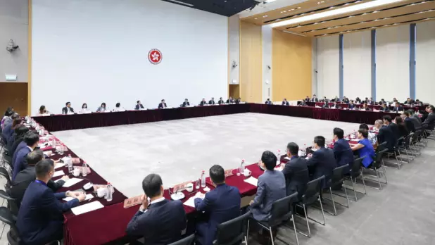 夏寶龍由行政長官李家超和民政及青年事務局局長麥美娟陪同,與十八區區議會主席和區議員代表舉行座談會,聽取地區工作匯報。