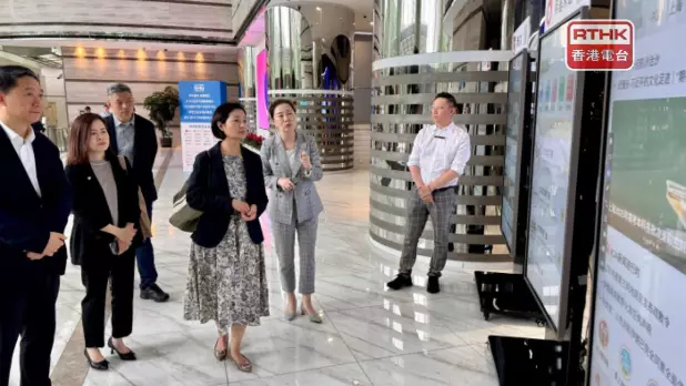 香港電台代表團考察上海台最新的人工智能應用技術。(香港電台)