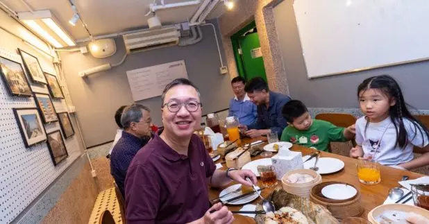 林定國到咖啡廳享受由60年代已入行的點心師傅特別製造的點心。（林定國社交網頁）