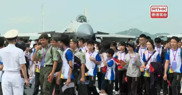 解放軍山東艦航母編隊訪港第二天，多批師生獲安排登上山東艦參觀，並與官兵交流。