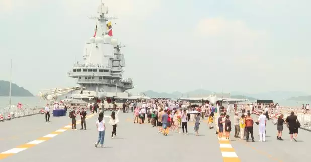 山東艦航母編隊繼續訪港行程,今明兩日,開放予早前成功預約的公眾參觀。(陳韋丞攝)