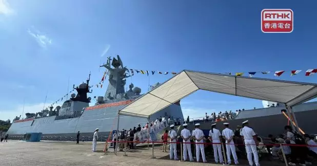 大批早前成功預約的市民陸續抵達昂船洲軍營，參觀停泊在軍營碼頭的湛江艦和運城艦。（陳曉筠攝）