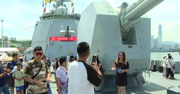 訪港的山東艦航母編隊，第二日開放予已預約的公眾參觀，他們獲安排參觀航母編隊的湛江艦及運城艦。（陳韋丞攝）