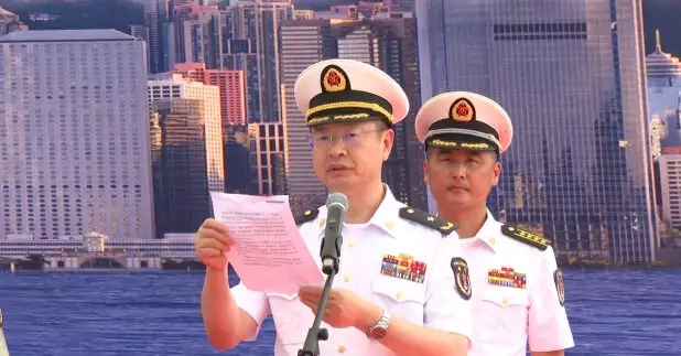 編隊指揮員王澤森海軍少將致辭時表示，編隊圓滿完成在港期間各項任務，他代表全體官兵向行政長官李家超、香港社會各界及港澳同胞表示衷心感謝和誠摯的敬意。（陳韋丞攝）