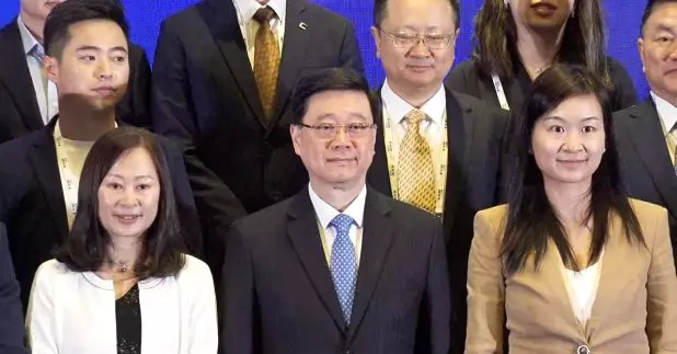 李家超又表示，香港在「一國兩制」下的優勢，可以協助內地企業走向全球。