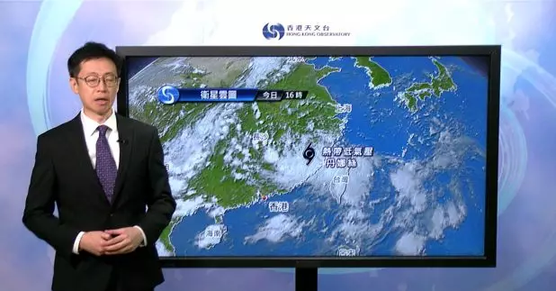 天文台表示，丹娜絲會在今明兩日進入廣東並逐漸減弱，而南側的活躍西南季候風會在明日及星期五影響珠江口一帶，預料本港會有暴雨及狂風雷暴。