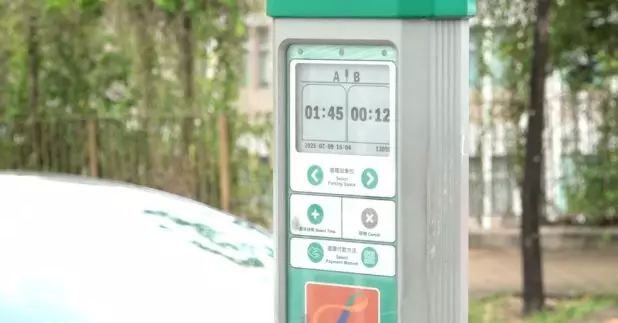 政府提出調整多項交通相關收費及違例罰款，當中路邊「咪錶」最高收費會由現時每15分鐘收2元，增至4元，9月28日起實施。（彭冠中攝）