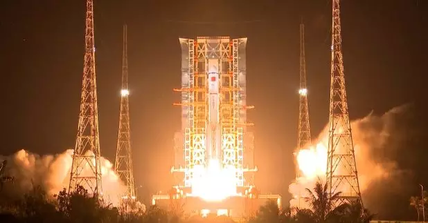 搭載天舟九號貨運飛船的長征七號遙十運載火箭，清晨在海南文昌航天發射場發射升空。（央視片段截圖）