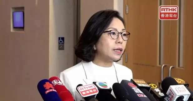 民政及青年事務局局長麥美娟表示，政務司司長昨日已召開會議，督導各部門做好應對，其中各區民政專員與區議員、三會成員、關愛隊在地區先做預防工作，包括找出容易水浸或有機會在風暴期間出現突發事件的地方，做足準備。(施華駿攝）