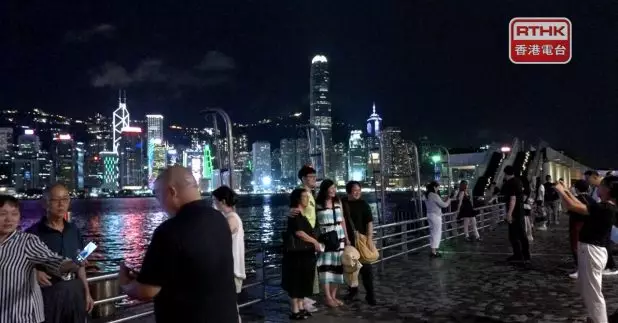 在尖沙咀海旁，不少市民和遊客如常在海旁散步、影相。（孔令輝攝）