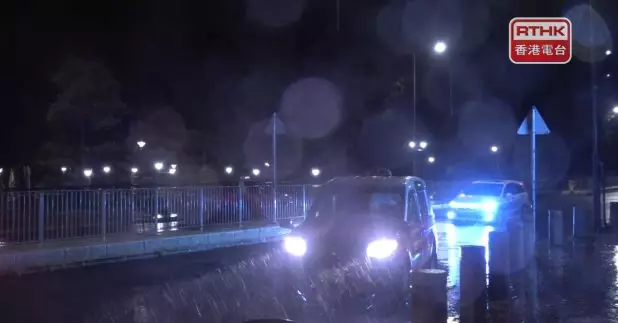 隨著韋帕靠近，天文台預料日間天氣持續惡劣，有狂風大驟雨。（葉燿坤攝）