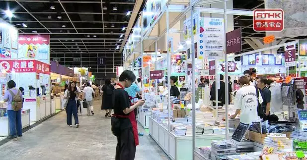 書展延長開放時間，不少有參展商提供折扣促銷。（張連登攝）