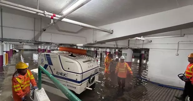 渠務署派出強力排水機械人協助清理水浸。下水水FB