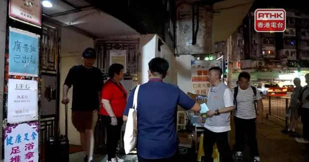 觀塘仁安大廈有單位停電，有居民暫時離開。（孔令輝攝）