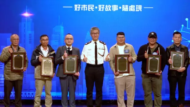 周沚諭(左三)及文雪良(右三)獲頒授銅英勇勳章,兩人早前獲好市民獎。(港台圖片)