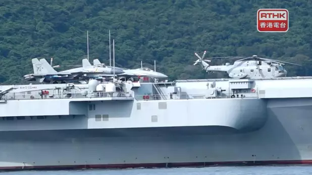 有市民表示,山東艦上停泊了多架戰機,認為今次軍方訪問很有誠意。(游樹榮攝)