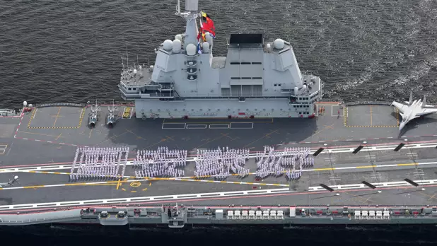 700多名海軍官兵排列出「國安家好」四個大字,表達愛國愛港的深深祝福,以及對香港同胞的美好祝願。(政府新聞處)
