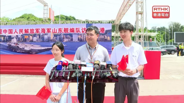 參與歡迎儀式的黃楚標中學的學生表示,感到非常激動及自豪。(陳韋丞攝)