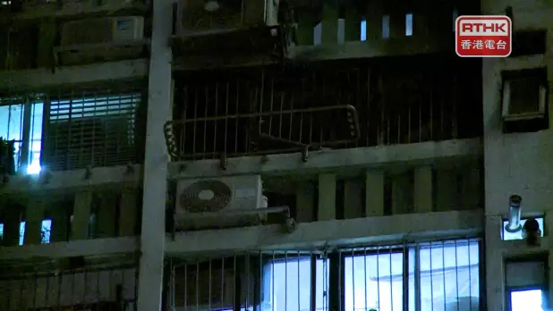 荃灣石圍角邨下午發生火警,一名男子懷疑從高處墮下死亡。(張連登攝)