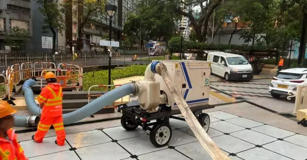 渠務署緊急事故控制中心派出90隊緊急應變隊伍。（渠務署社交網頁圖片）